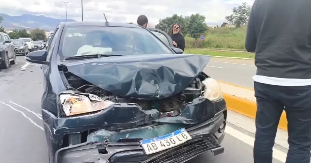 Terrible accidente en Avenida Juan Domingo Perón: dos personas resultaron heridas