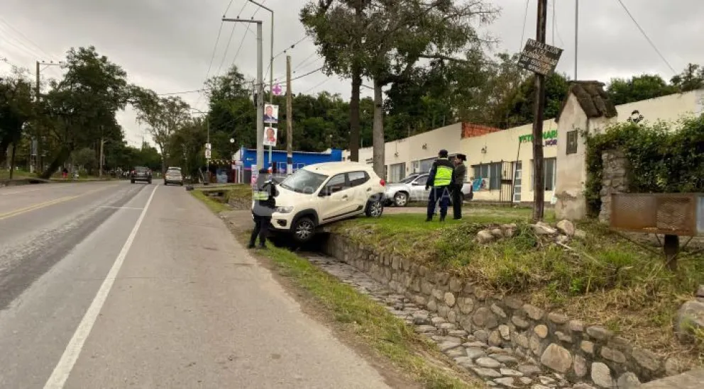 Brutal accidente en Vaqueros: un automóvil casi termina dentro del canal