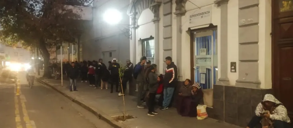 Desesperación y largas esperas: personas con discapacidad acamparon en la Superintendencia de Salud para renovar sus pensiones