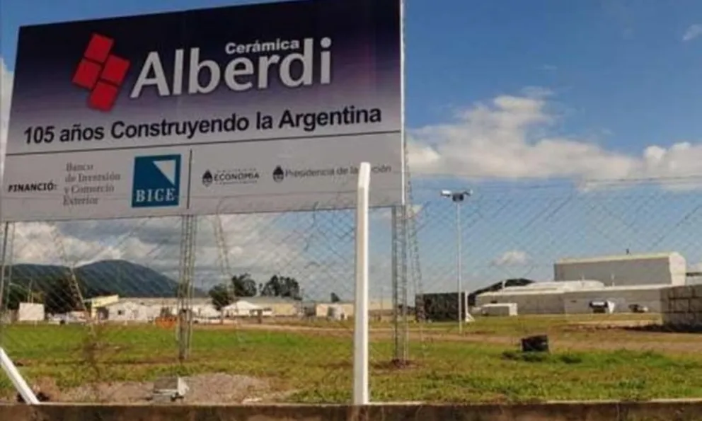 Luto y tensión en Cerámica Alberdi: un trabajador falleció en un accidente laboral y desataó la protesta por seguridad