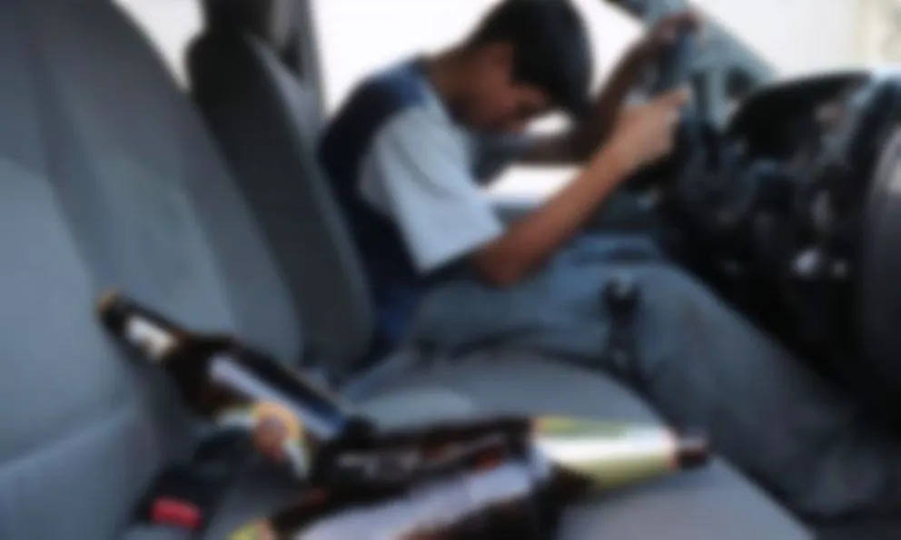 Alarma en pleno centro salteño: un conductor borracho se quedó dormido con el auto en marcha