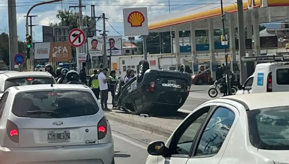 Brutal accidente en Avenida Bolivia: una camioneta terminó dada vuelta