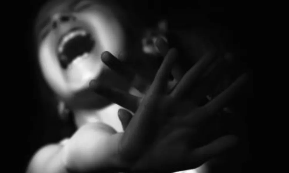 Escalofriante intento de filicidio en Neuquén: una madre lanzó a su propia hija de 2 años debajo de un camión
