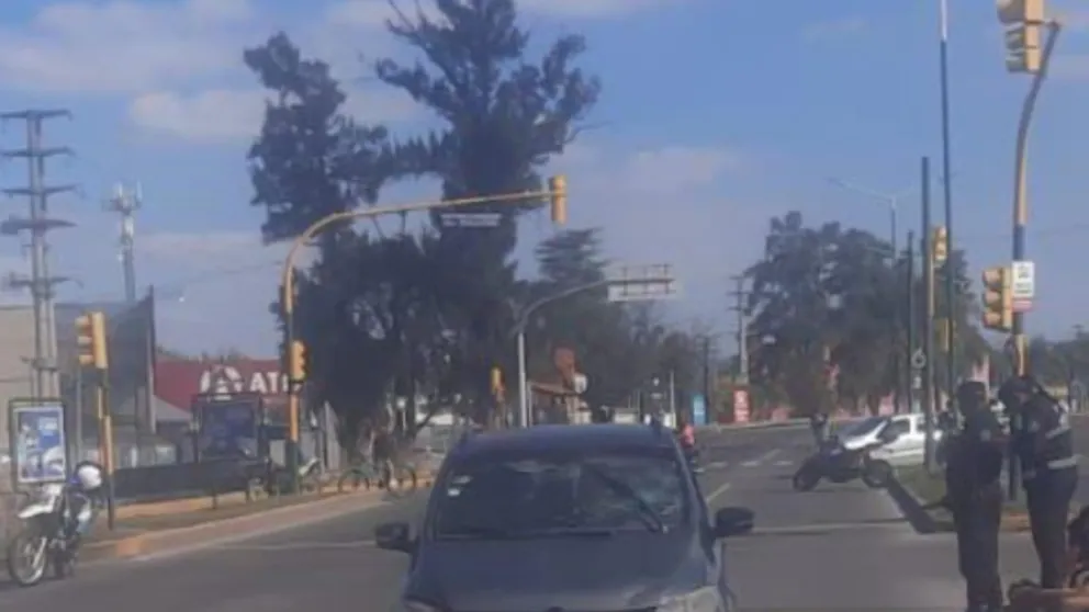 Fuerte accidente en Avenida Paraguay: un automóvil embistió a una motocicleta