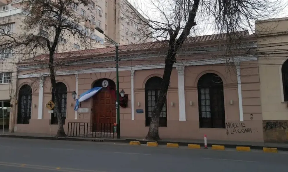 |AHORA| Evacuaron a los alumnos de la Escuela Güemes por una posible fuga de gas