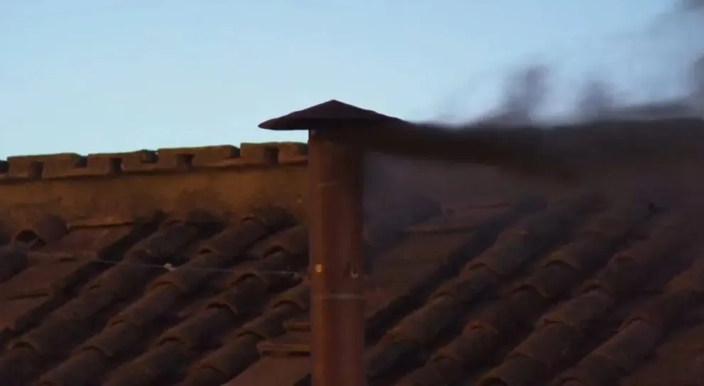 Cónclave en el Vaticano: salió humo negro y hasta el momento no hay nuevo Papa
