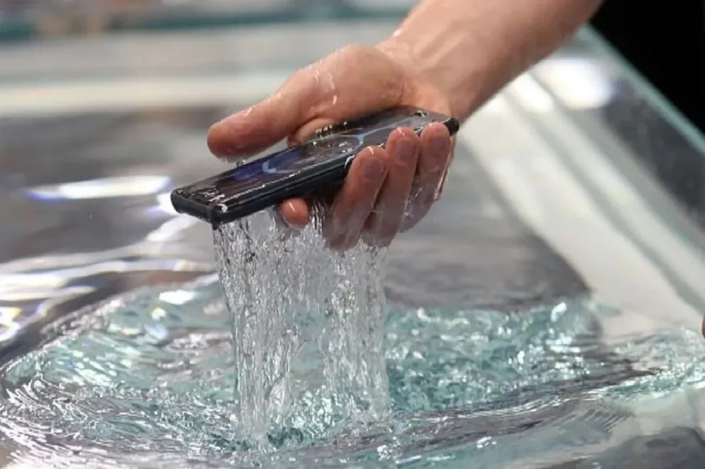 ¿Se te cayó el celular al agua? esta es la tecla que debés tocar para salvarlo ya