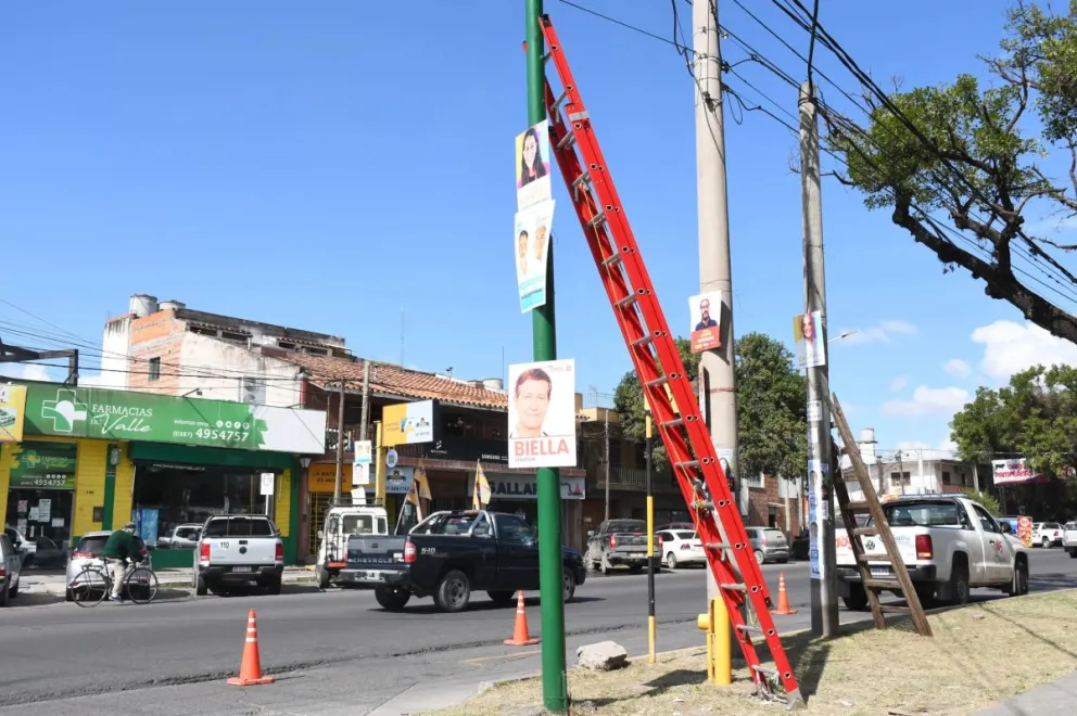 Municipalidad de Salta: comenzó el operativo de limpieza para retirar cartelería política