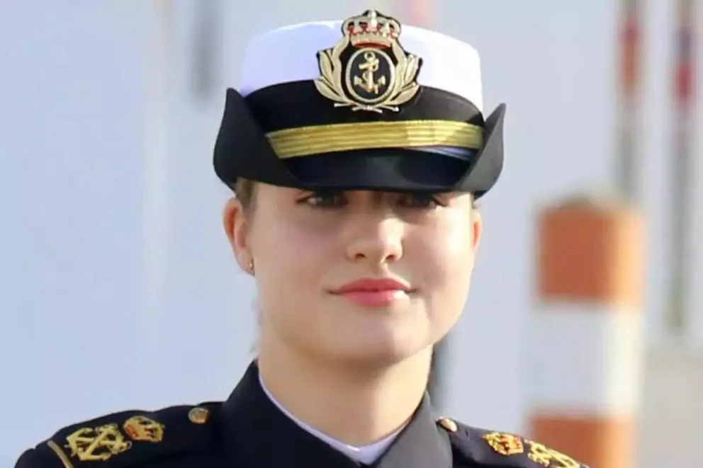 Lejos del lujo y la realeza, las manos de la princesa Leonor revelan el precio de su deber