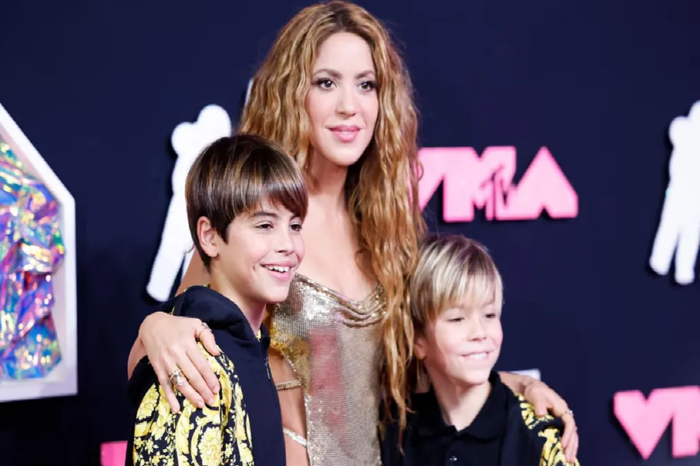 Shakira desata indignación en internautas por polémico gesto durante celebración con sus hijos