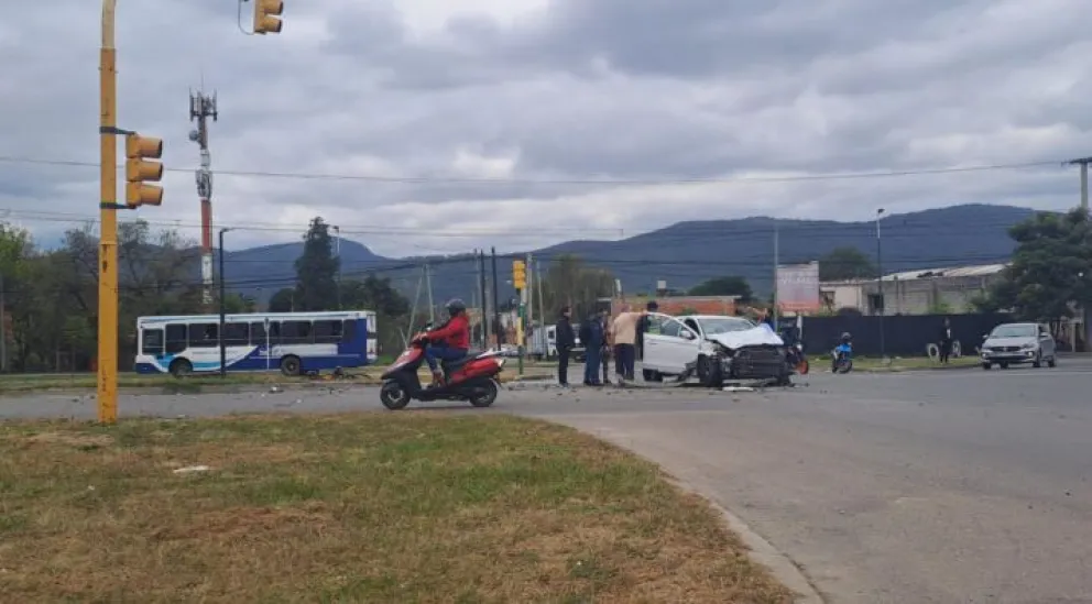 Brutal accidente en zona norte: un colectivo chocó contra un automóvil