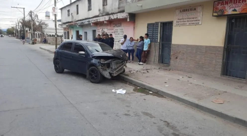 Fuerte accidente en zona norte: un automóvil terminó dentro de un local comercial