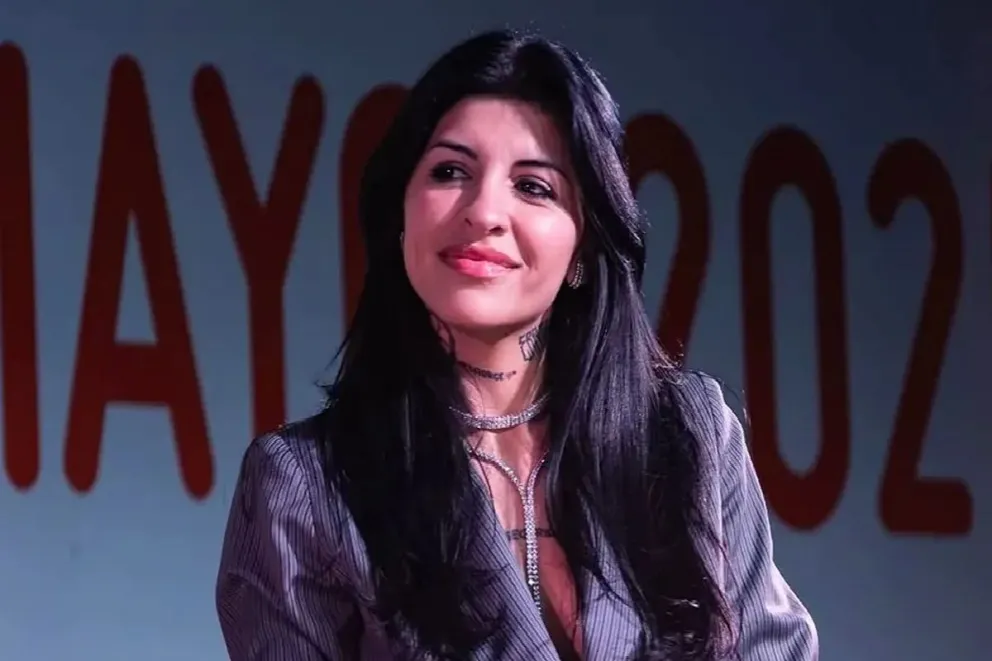 Cazzu deslumbra con su radical cambio 'corpcore': de ícono urbano a reina  de la elegancia moderna | Voces Criticas - Salta - Argentina