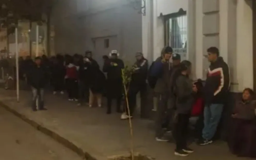 Jubilados hacen fila desde la madrugada para conseguir un turno médico en Salta