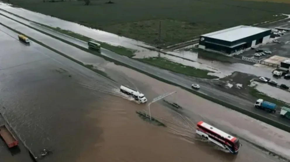Un cuento de terror: por las inundaciones en Buenos Aires, dos micros quedaron varados en medio de la ruta