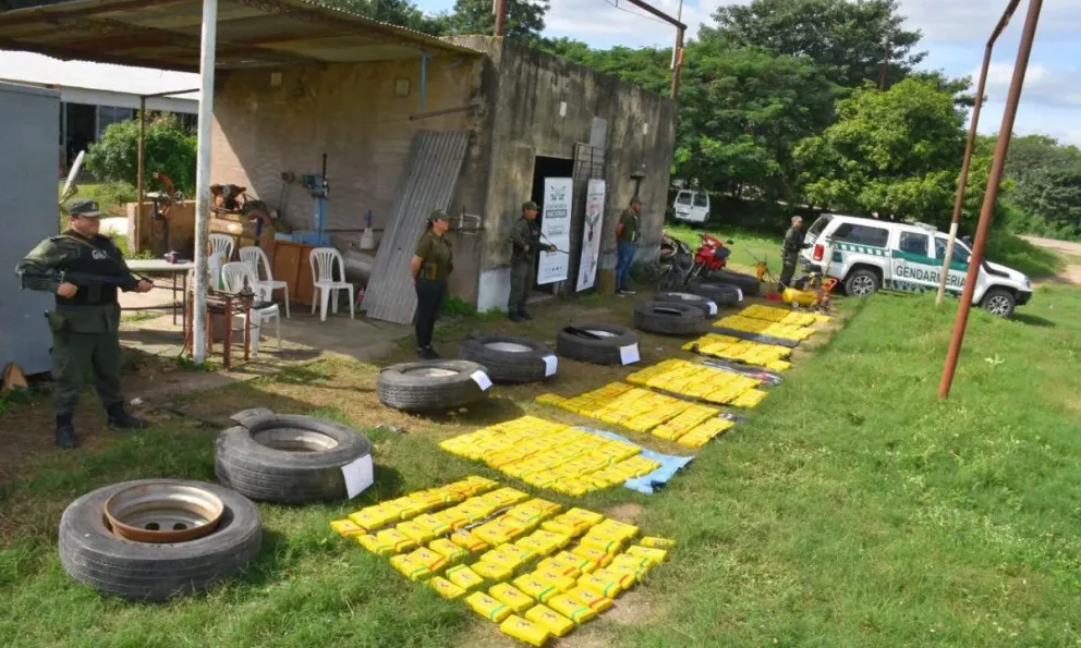 Golpe al narcotráfico: desarticularon una banda que ocultaba cocaína en neumáticos