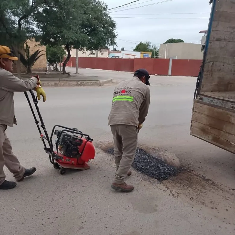 Continúan los trabajos de bacheo en General Güemes para mejorar la transitabilidad urbana