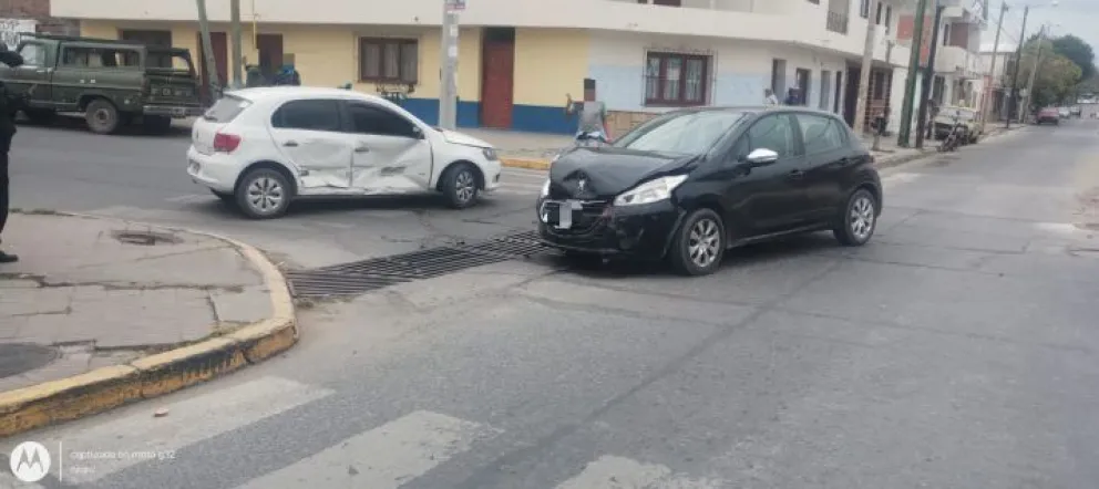 Violento accidente en la ciudad de Salta: un policía resultó herido
