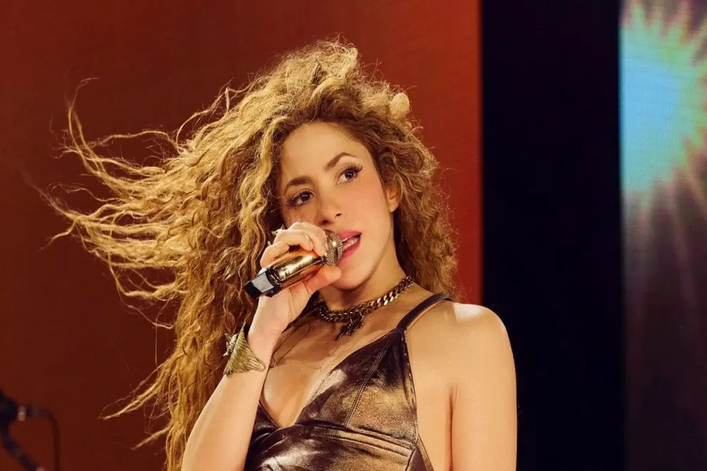 Una caída inesperada, una lección de elegancia: Shakira demuestra que las verdaderas divas nunca se rinden