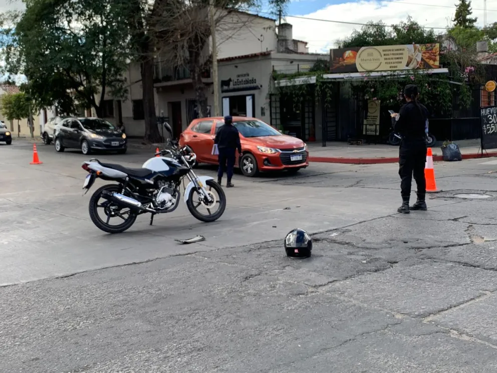 Fuerte accidente en la ciudad de Salta: un taxi embistió a un motociclista