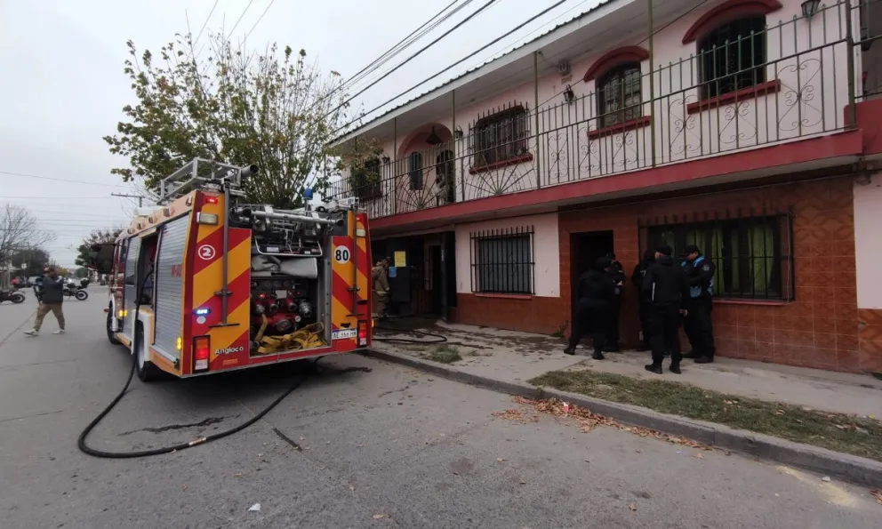 |URGENTE| Impresionante incendio en una librería: el dueño fue sorprendido mientras dormía