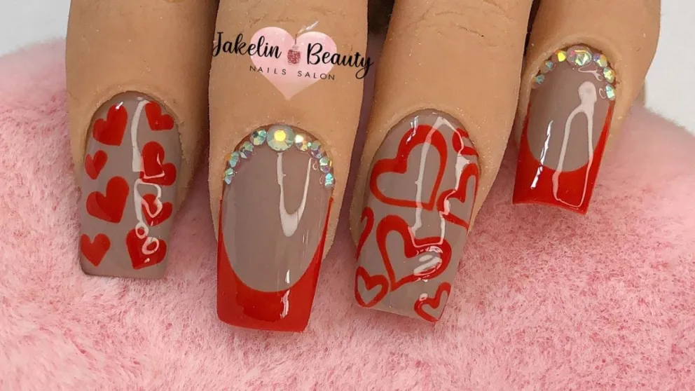 Descubrí el truco fácil para un Nail Art con corazones que enamora en cada uña