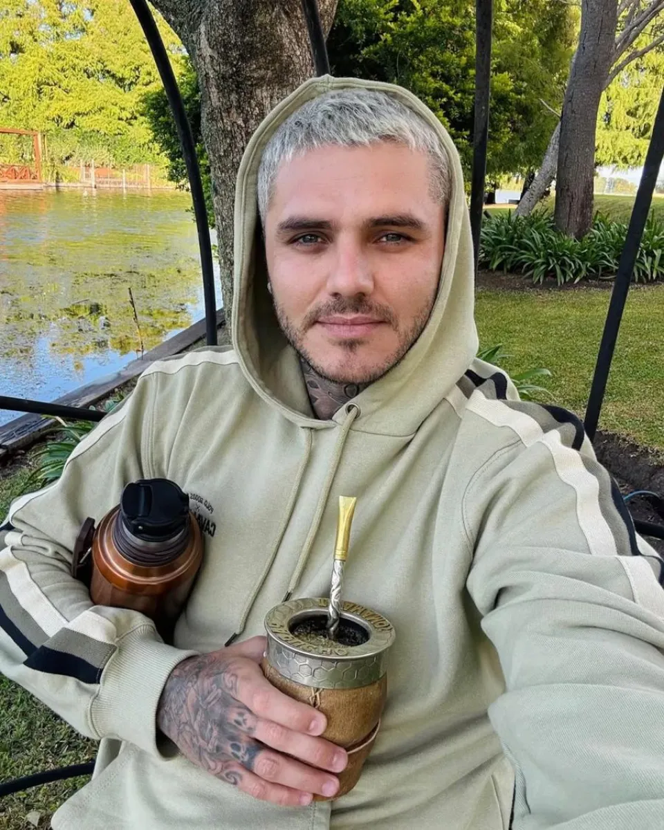 La disputa judicial y medi&aacute;tica entre Wanda Nara y Mauro Icardi contin&uacute;a sumando cap&iacute;tulos, tanto en Argentina como en Europa. Mientras el proceso de divorcio avanza en Italia, ambos tambi&eacute;n se enfrentan en los tribunales argentinos por la revinculaci&oacute;n del futbolista con sus hijas. Hace algunas semanas, incluso, se encontraron cara a cara durante una audiencia realizada en Mil&aacute;n. En las &uacute;ltimas horas, Wanda utiliz&oacute; sus redes sociales para comunicar un fallo judicial que considera un avance favorable en la batalla legal. Seg&uacute;n la empresaria, la Justicia italiana desestim&oacute; un pedido de restituci&oacute;n presentado por Icardi. &ldquo;La Justicia italiana cerr&oacute; el pedido de restituci&oacute;n realizado tambi&eacute;n ah&iacute; diciendo que no es competente con las propias nenas italianas. Pide que se siga judicializando en Argentina, ya que considera que deben vivir y estar donde la mam&aacute; viva&rdquo;, public&oacute; en su cuenta de X. En su descargo, la medi&aacute;tica tambi&eacute;n inform&oacute; c&oacute;mo seguir&aacute; el proceso y qu&eacute; decisiones deber&aacute; tomar ahora su ex pareja: &ldquo;Le dio un plazo urgente para presentar sus contratos y documentos dei reddit. Sino, toman como v&aacute;lidos los que presente YO de &eacute;l&rdquo;, advirti&oacute;, en referencia a los ingresos del delantero del Galatasaray. Informa Voces Cr&iacute;ticas. Sobre la separaci&oacute;n legal, Wanda aclar&oacute; que el proceso de divorcio a&uacute;n no est&aacute; formalmente iniciado y desliz&oacute; que la demora no fue accidental: &ldquo;A&uacute;n no se inici&oacute;, se est&aacute; tratando ahora la separaci&oacute;n. Eso me da igual, el que lo present&oacute; sab&iacute;a que tardar&iacute;a un mont&oacute;n y lo hizo a prop&oacute;sito para que tarde. Este a&ntilde;o no hay divorcio&rdquo;, expres&oacute;. La empresaria fue a&uacute;n m&aacute;s contundente al hablar de las verdaderas intenciones detr&aacute;s de la estrategia judicial de Icardi: &ldquo;Una locura del que lo present&oacute; y retrasa a prop&oacute;sito sin presentar nada. Lo ven como positivo&hellip; la otra parte no entiendo por qu&eacute; quiere seguir casado. A m&iacute; lo &uacute;nico que me importan son mis hijas, todo lo dem&aacute;s me da igual. Por eso siento que gan&eacute; en Italia. Si festejan que seguir&aacute; un a&ntilde;o m&aacute;s casado m&iacute;nimo, me parece un fracaso pero bue&rdquo;, cerr&oacute; con iron&iacute;a. Cabe recordar que, en paralelo a este conflicto en Europa, Icardi tambi&eacute;n inici&oacute; acciones legales contra Wanda en Argentina. En su reclamo, el futbolista denunci&oacute; que se le impide el contacto con sus hijas y solicit&oacute; la habilitaci&oacute;n de la feria judicial. Sin embargo, la conductora desminti&oacute; p&uacute;blicamente esas acusaciones.