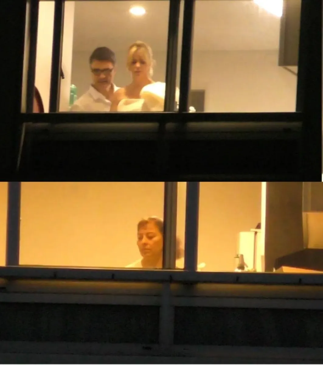 En medio de numerosas especulaciones que surgieron a &uacute;ltimo momento, finalmente el jueves se concret&oacute; el casamiento de Marianela Mirra y Jos&eacute; Alperovich, un paso que la pareja decidi&oacute; dar despu&eacute;s de m&aacute;s de veinte a&ntilde;os de relaci&oacute;n. La ceremonia se realiz&oacute; en absoluta reserva y dentro del departamento que comparten en Puerto Madero. La relaci&oacute;n entre Mirra y Alperovich se hizo p&uacute;blica en abril de 2025, aunque mantienen un v&iacute;nculo desde hace m&aacute;s de dos d&eacute;cadas. Para formalizarlo, optaron por una celebraci&oacute;n sencilla en el mismo domicilio donde viven desde hace a&ntilde;os, y donde Alperovich cumple su condena de 16 a&ntilde;os de prisi&oacute;n por el abuso sexual reiterado de su sobrina, sentencia dictada en junio de 2024. En las horas previas al casamiento circularon versiones que indicaban que el evento incluir&iacute;a alrededor de veinte invitados y un servicio de catering especial. Sin embargo, esas versiones fueron r&aacute;pidamente desmentidas por Mirra, quien aclar&oacute; que la ceremonia no tuvo ning&uacute;n despliegue extraordinario. Informa Voces Cr&iacute;ticas. En una conversaci&oacute;n con Pamela David para Desayuno Americano, la ex participante de Gran Hermano fue tajante: "No hay mucho para decir: este casamiento est&aacute; previsto hace tiempo, no hay nada extra&ntilde;o respecto al catering y la ostentaci&oacute;n de la que hablan nos perjudica much&iacute;simo. La verdad es un gusto que quisimos darnos: coronar este amor de tanto tiempo. Solo con los testigos requeridos y nunca hubo nada m&aacute;s", asegur&oacute;. El edificio donde reside la pareja es un complejo residencial con m&uacute;ltiples amenities de alto est&aacute;ndar, como pileta climatizada, spa, gimnasio, microcine, SUM y seguridad privada. Ese entorno fue el marco en el que tuvo lugar la ceremonia civil, sin presencia de invitados fuera de los testigos legales. A pesar de la discreci&oacute;n, la repercusi&oacute;n medi&aacute;tica fue inmediata. En este contexto, PrimiciasYa difundi&oacute; im&aacute;genes del departamento en Puerto Madero, donde la pareja celebr&oacute; su uni&oacute;n de manera privada y con un grupo extremadamente reducido de allegados, en medio de un clima de fuertes comentarios y versiones en los medios.