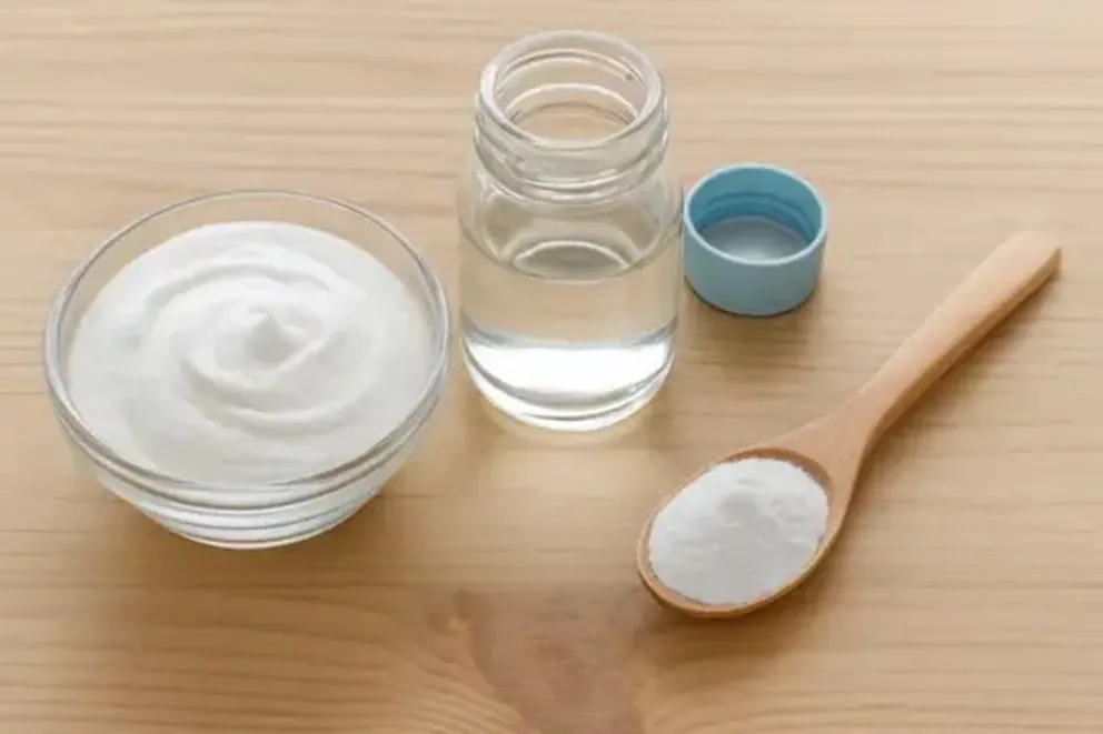 Trucos de mezclar bicarbonato y agua oxigenada para diversos usos en el hogar