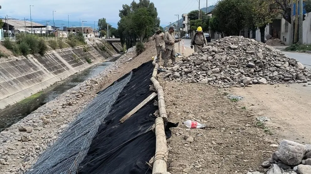 Derrumbe de canal Hip&oacute;lito Yrigoyen afecta a la comunidad