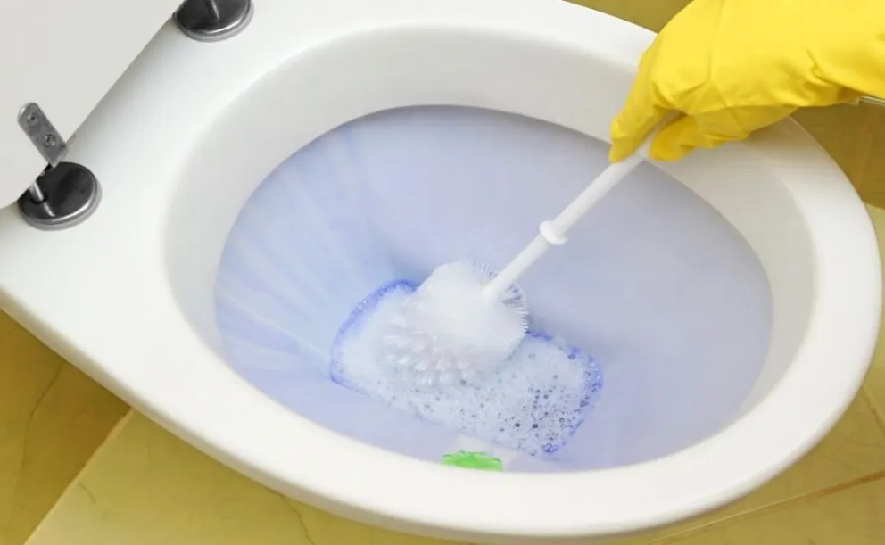 El truco para limpiar tu inodoro con papel de aluminio