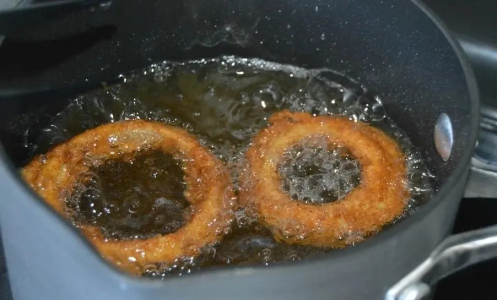 El truco para unos aros de cebolla crujientes