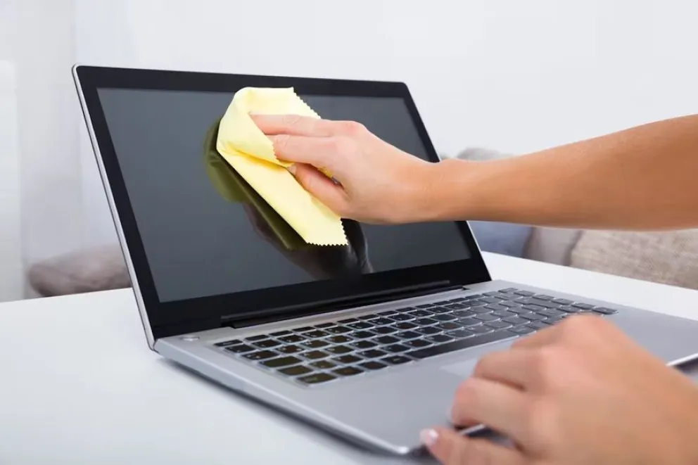 Truco para limpiar tu computadora con vinagre