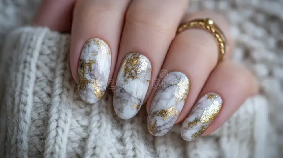 U&ntilde;as Foil la nueva tendencia de Nail Art en 2026