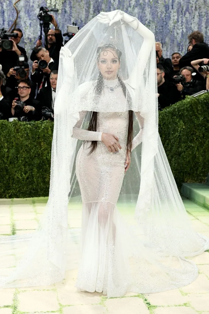 Los osados looks de la alfombra roja del Met Gala