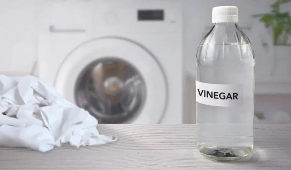 El truco de remojar la ropa en vinagre blanco