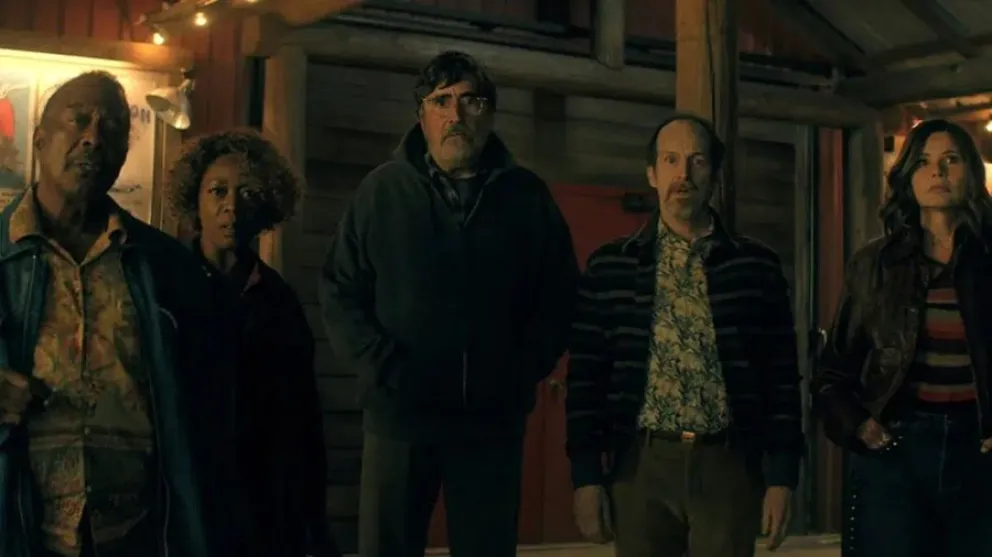 Netflix ya comenz&oacute; a calentar motores para uno de sus estrenos m&aacute;s llamativos del a&ntilde;o. Se trata de The Boroughs: Jubilaci&oacute;n rebelde, una nueva producci&oacute;n sobrenatural que cuenta con el respaldo de los hermanos Duffer, los mismos creadores de Stranger Things. La serie desembarc&oacute; en la plataforma el 21 de mayo y buscar&aacute; conquistar a los fan&aacute;ticos de la ciencia ficci&oacute;n y el misterio. La trama de la serie se sit&uacute;a en una apacible comunidad de jubilados en Nuevo M&eacute;xico, donde la rutina transcurre sin sobresaltos hasta que un hecho inexplicable altera la tranquilidad del lugar. A partir de ese momento, un grupo de adultos mayores deber&aacute; dejar atr&aacute;s la comodidad de su vida cotidiana para enfrentar una amenaza sobrenatural que pone en riesgo aquello que m&aacute;s valoran: el tiempo que les queda. Lejos de quedarse &uacute;nicamente en el suspenso, la ficci&oacute;n tambi&eacute;n explorar&aacute; temas vinculados al envejecimiento, la soledad y el deseo de seguir desafiando los l&iacute;mites incluso en la &uacute;ltima etapa de la vida. La propuesta combinar&aacute; elementos de ciencia ficci&oacute;n, drama, thriller y humor negro, con personajes atravesados por conflictos tan humanos como inesperados. La serie fue creada por Jeffrey Addiss y Will Matthews y tendr&aacute; una primera temporada compuesta por ocho episodios. Desde Netflix aseguran que el proyecto apunta a ofrecer una mirada distinta dentro del g&eacute;nero, alej&aacute;ndose de los protagonistas tradicionales y apostando por un elenco con figuras de amplia trayectoria. Informa Voces Cr&iacute;ticas. Entre los nombres m&aacute;s destacados aparecen Alfred Molina, Geena Davis, Alfre Woodard, Bill Pullman y Denis O&rsquo;Hare. Adem&aacute;s, la participaci&oacute;n de Matt Duffer y Ross Duffer genera expectativas entre quienes siguen de cerca las producciones sobrenaturales de la plataforma. Tras la publicaci&oacute;n del primer tr&aacute;iler, The Boroughs: Jubilaci&oacute;n rebelde empez&oacute; a ganar repercusi&oacute;n en redes sociales y foros especializados. La est&eacute;tica oscura, el tono intrigante y una premisa poco convencional despertaron r&aacute;pidamente el inter&eacute;s del p&uacute;blico, que ya la ubica entre las series m&aacute;s prometedoras de Netflix para este mes.