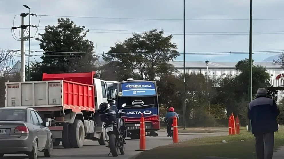 Fuerte choque en Cerrillos complic&oacute; el transito