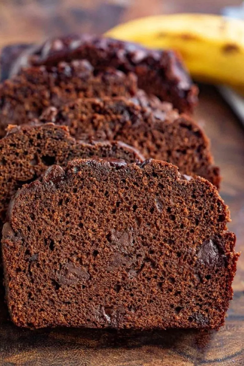 Postre con chocolate y banana delicioso