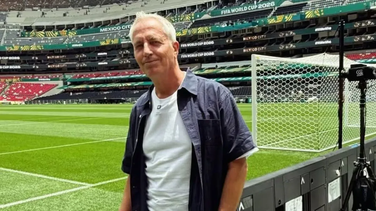 El misterioso hombre que bes&oacute; a Marley en pleno Mundial