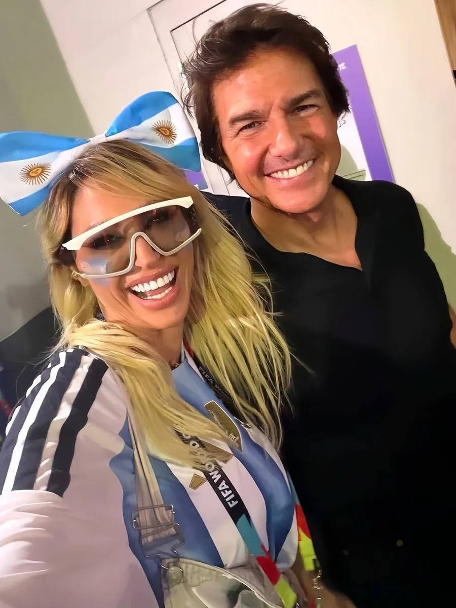 La foto de Vicky Xipolitakis junto a Tom Cruise en el Mundial